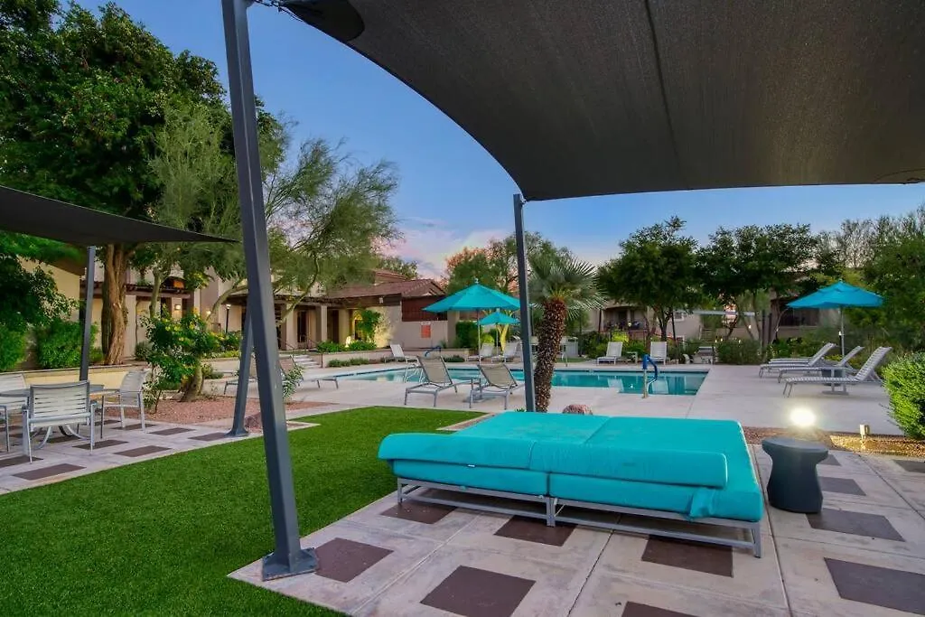 Modern 3-Br Condo Near West Gate Scottsdale Apartment